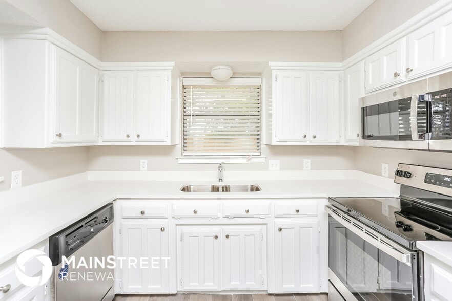 Building Photo - 3652 Village Green Dr