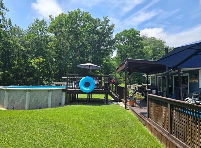 Building Photo - 2233 Paris St