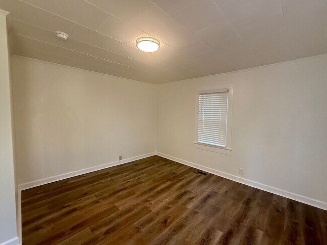 Building Photo - Cozy 1BR • 1BA Home Near Downtown Burlington!