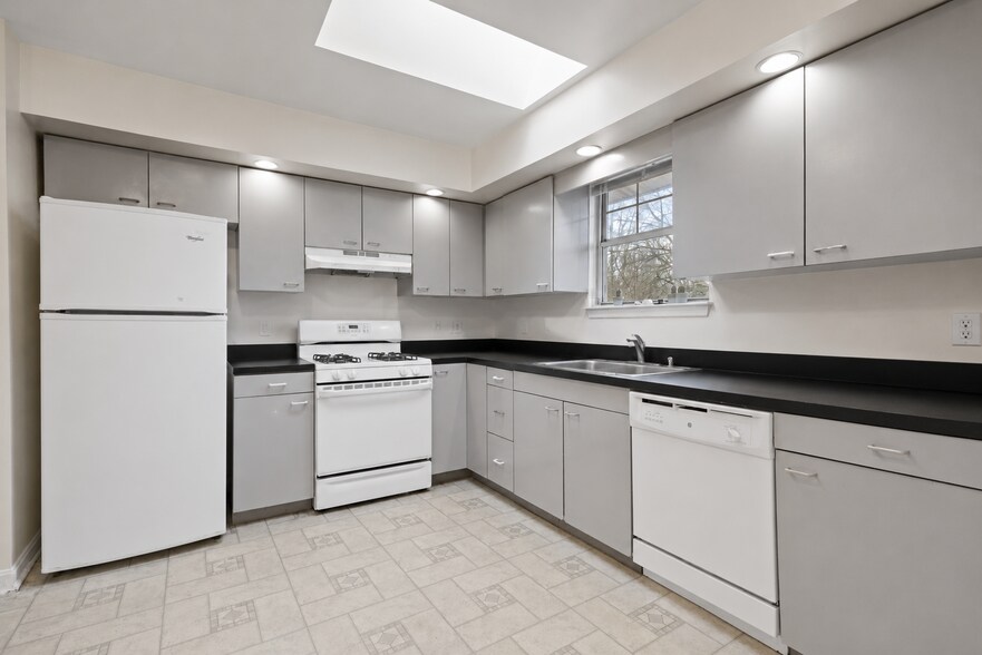 Building Photo - 8809 38th Ave