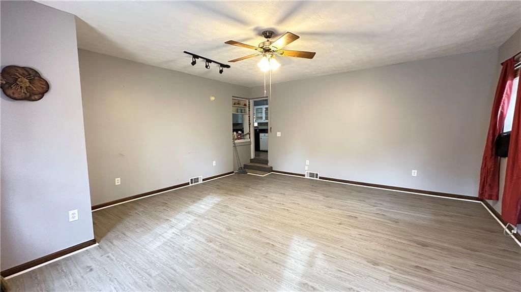 Building Photo - 364 Navarre Dr