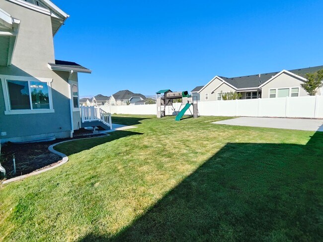 Building Photo - Spacious 6 Bed, 3.5 Bath Home in Clinton, UT