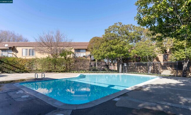 Building Photo - 5305 Ridgeview Cir