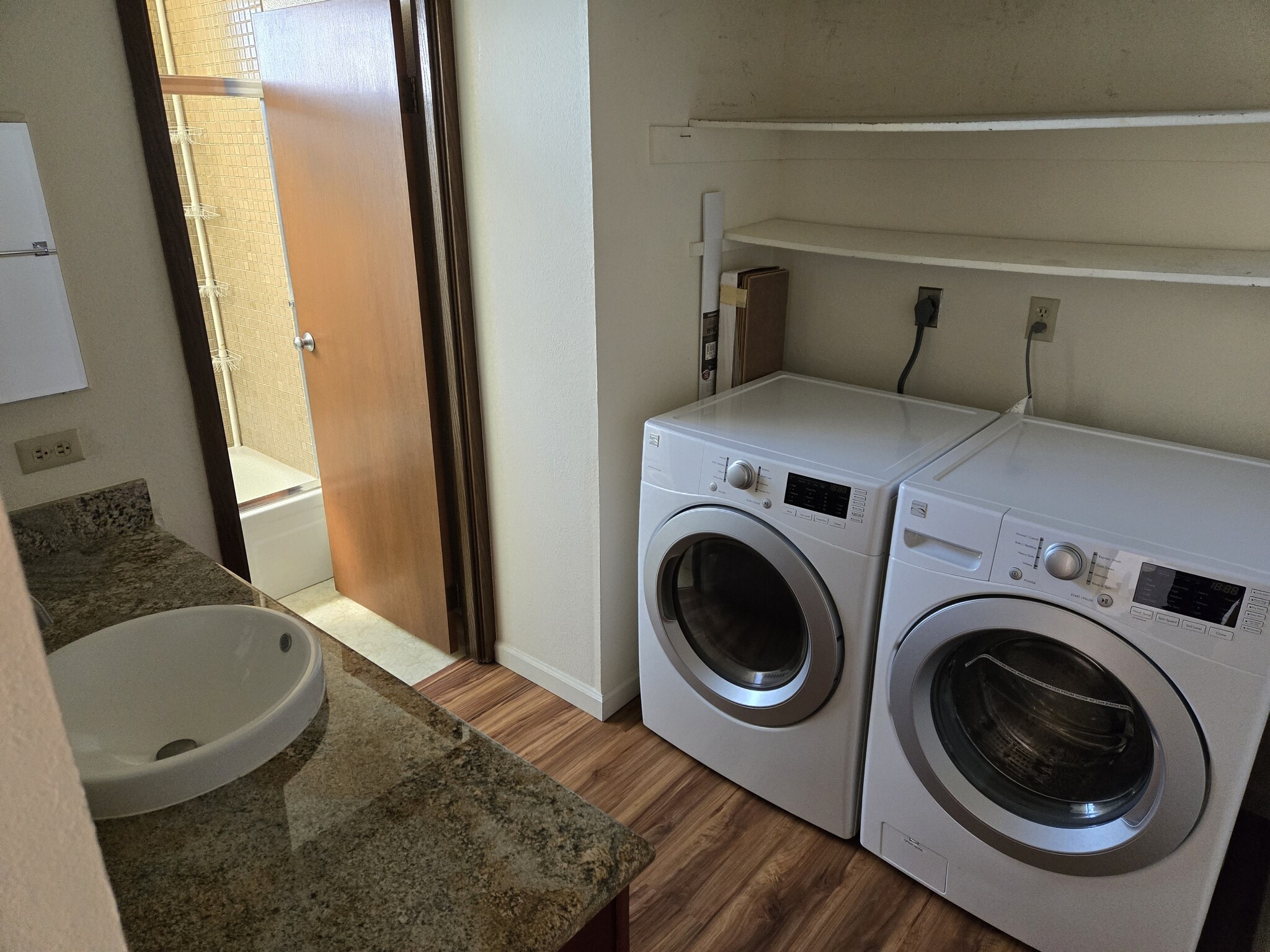 Bathroom 2 Washer/Dryer - 98-351 Koauka Loop