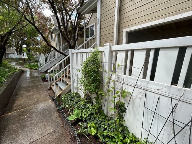 Building Photo - 2 Bedroom 2 Bathroom Condo Salt Lake City