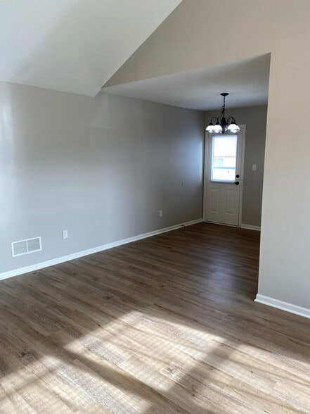 Building Photo - 220 SW Chartwell Cir