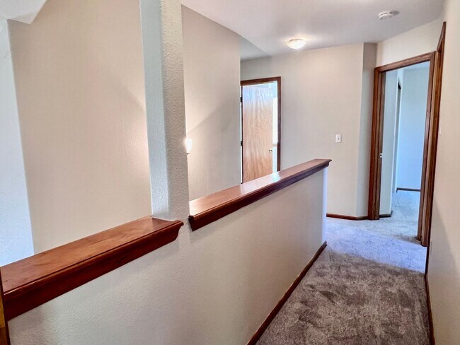 Building Photo - Wonderful 5 Bed/4 Bath Home Located on Qui...