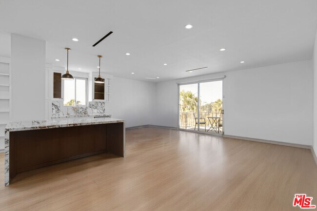 Building Photo - 100 S Doheny Dr