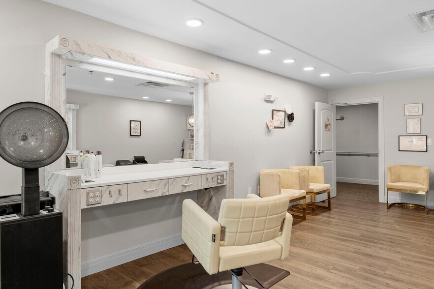 Building Photo - 2900 NE Kendallwood Pkwy