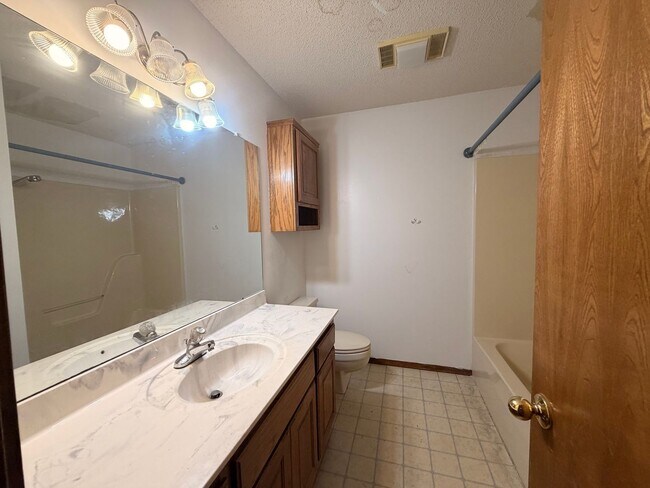 Building Photo - 1006 Nightingale Ln