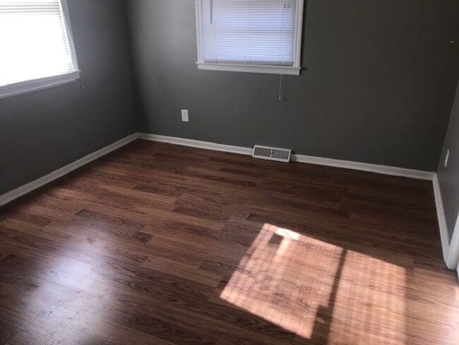 Building Photo - 2 bedroom 1 bath (Half off first months rent)