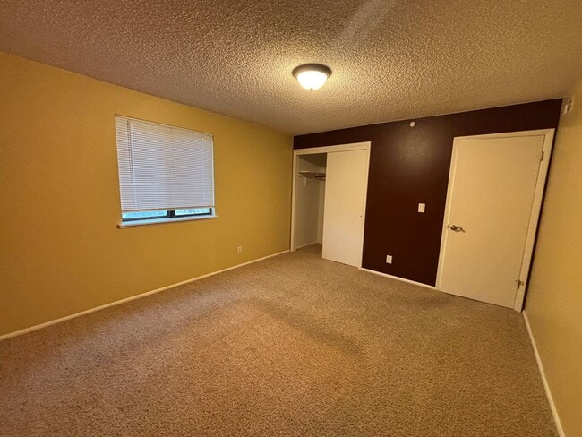 Building Photo - 2 Bedroom 1 Bathroom Apartment