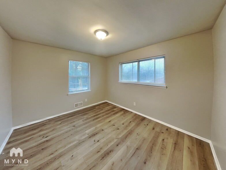 Building Photo - 5465 Deerfield Trail