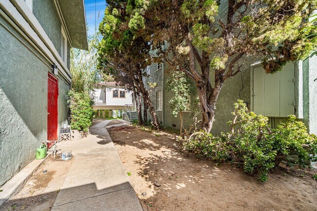 Building Photo - 35-35 Kennebec Ave