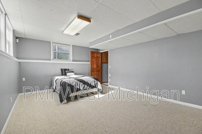 Building Photo - 6593 Crownpointe Dr SW