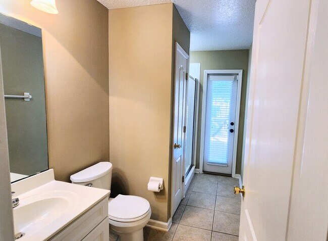 Building Photo - Luxurious 5-Bedroom Retreat with Private P...