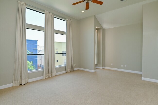 Building Photo - 5108 Lillian St