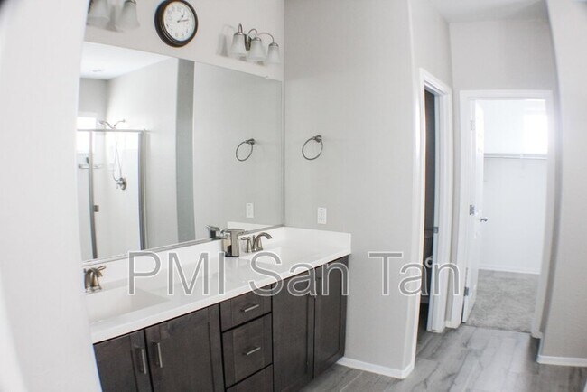 Building Photo - 4754 E Olive Ave