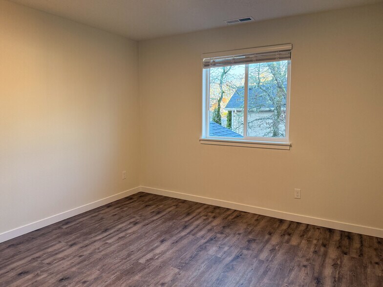 Building Photo - 507 NW Hillcrest Dr