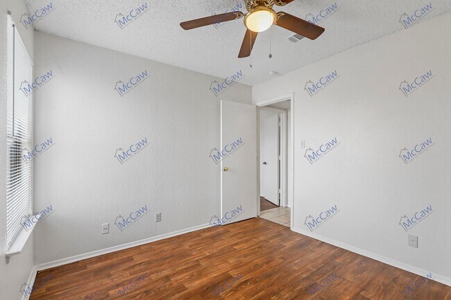 Building Photo - Cute 2/1 Unit in Fort Worth! **Move-in Spe...