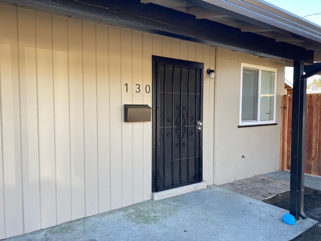 Building Photo - 2bed/1bath duplex 1 block from Vaca High S...