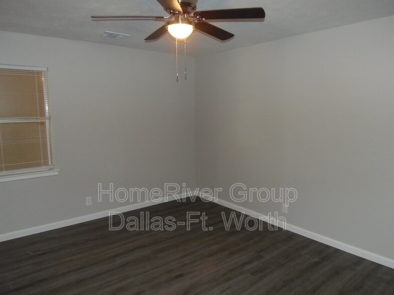 Building Photo - 311 Rita Dr