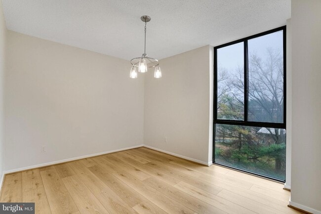 Building Photo - 2300 Pimmit Dr