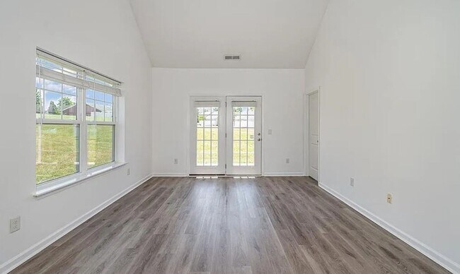 Building Photo - Charming 3BR Townhome in Colfax