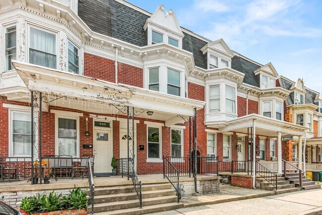 Building Photo - Spacious 5 Bedroom Home w/ Balcony, Porch & Yard Space!