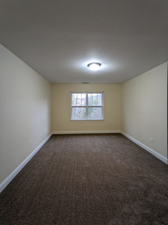 Building Photo - Spacious Condo off Hendersonville Rd