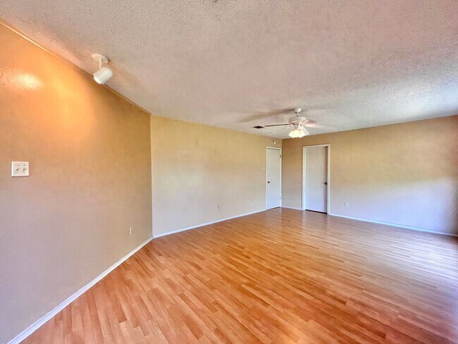 Building Photo - Beautiful and Spacious 3 BR / 2.5 BA Home ...