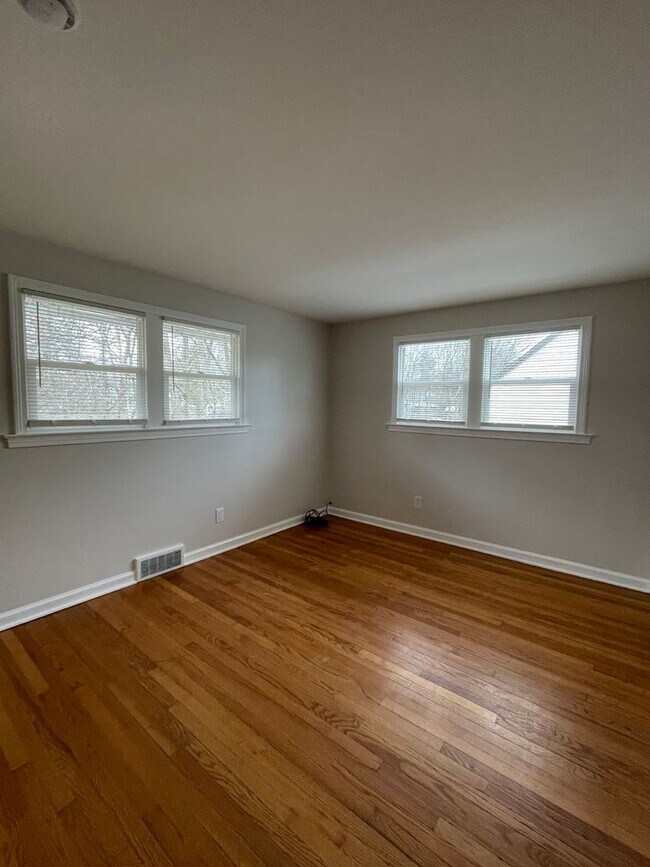 Building Photo - 2 Bedroom Ranch For Rent - Outer Comstock ...
