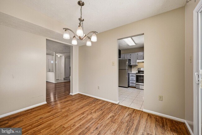 Building Photo - 16 Meadowside Ct