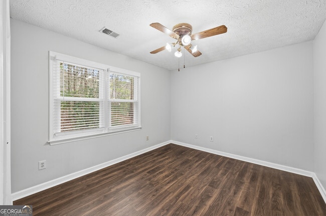 Building Photo - 4229 N Mountain Rd NE