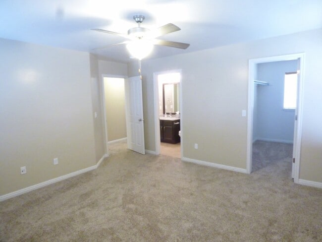 Building Photo - 3 Bd 3.5 Bath Model Like Townhome in Riverton