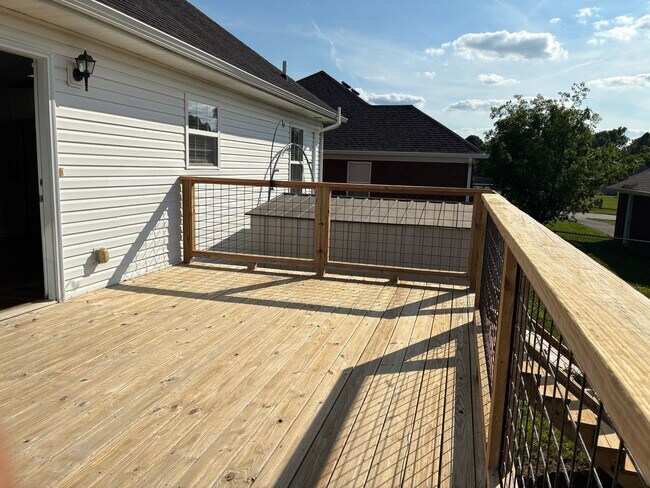 Building Photo - **Summer Ending BUT This Home is HOT**