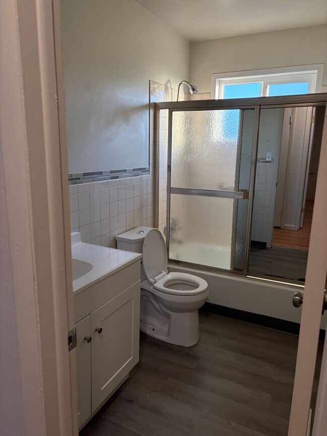 Building Photo - Charming 2-Bedroom Oasis with Spacious Front Yard!