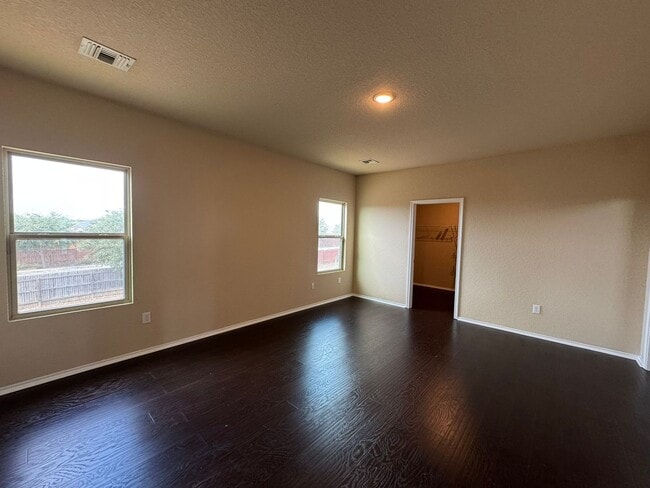 Building Photo - Move-In Special! Spacious 3BR Home with La...