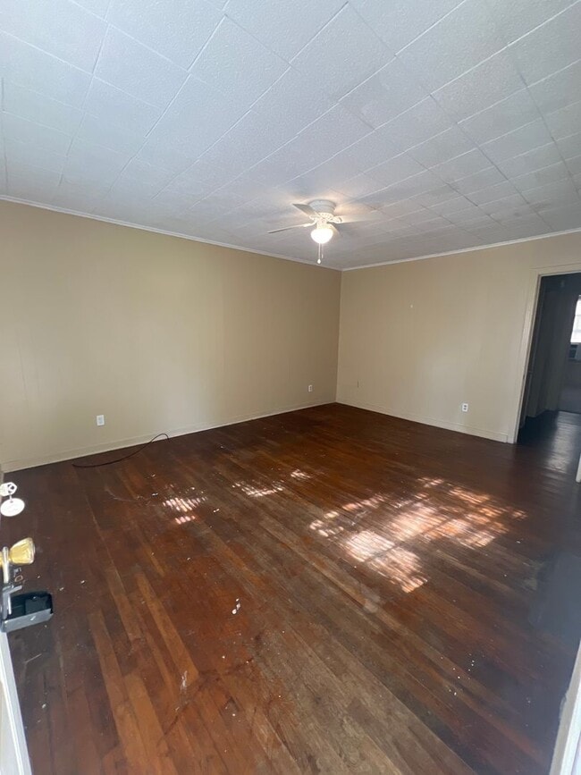 Building Photo - 1 bedroom 1 bath Duplex for lease