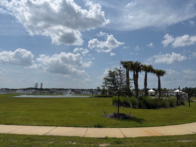 Building Photo - 262 Holiday St