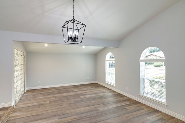 Building Photo - AVAILABLE NOW! GORGEOUS 3 BEDROOM HOME!