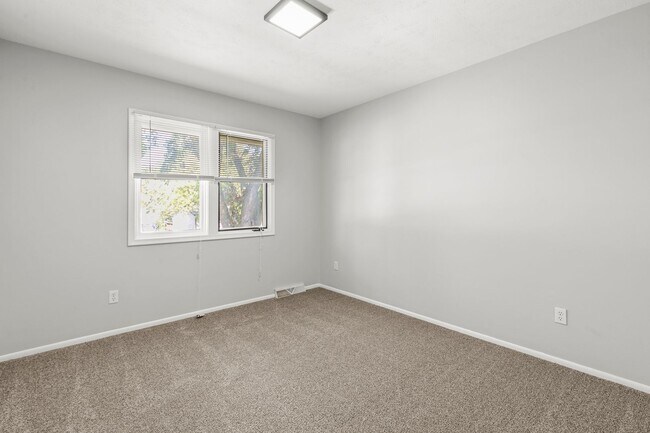 Building Photo - Stylish 3-Bed, 2-Bath Renovated Home with Granite Counters, 2-Car Garage & Large Fenced Yard in O...