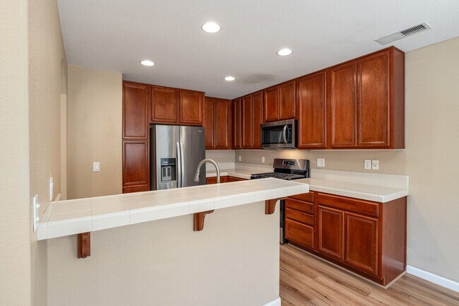 Building Photo - Somersett Rental
