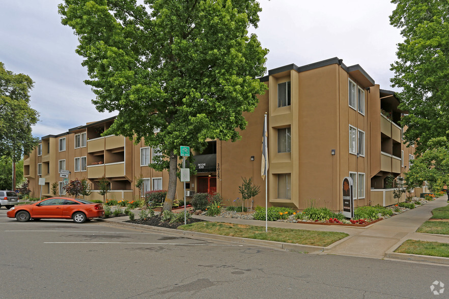 Building Photo - The Elms Apartments