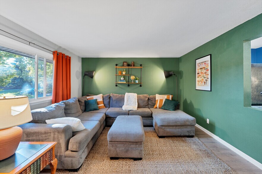 Building Photo - 2628 Green Ridge Dr