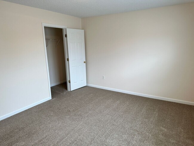 Building Photo - Lovely Highland Creek Three Bedroom Home!