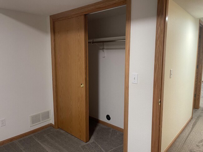 Building Photo - 1107 Hawkeye St