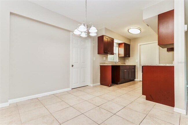 Building Photo - 1429 Spring Ln