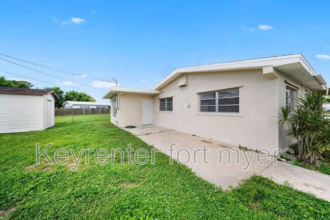 Building Photo - 275 Lakeview Dr