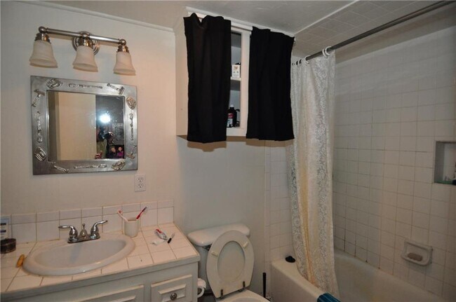 Building Photo - 2404 Longview St